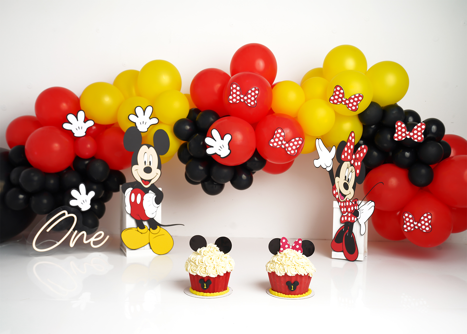 Minnie & Mickey Mouse cake smash